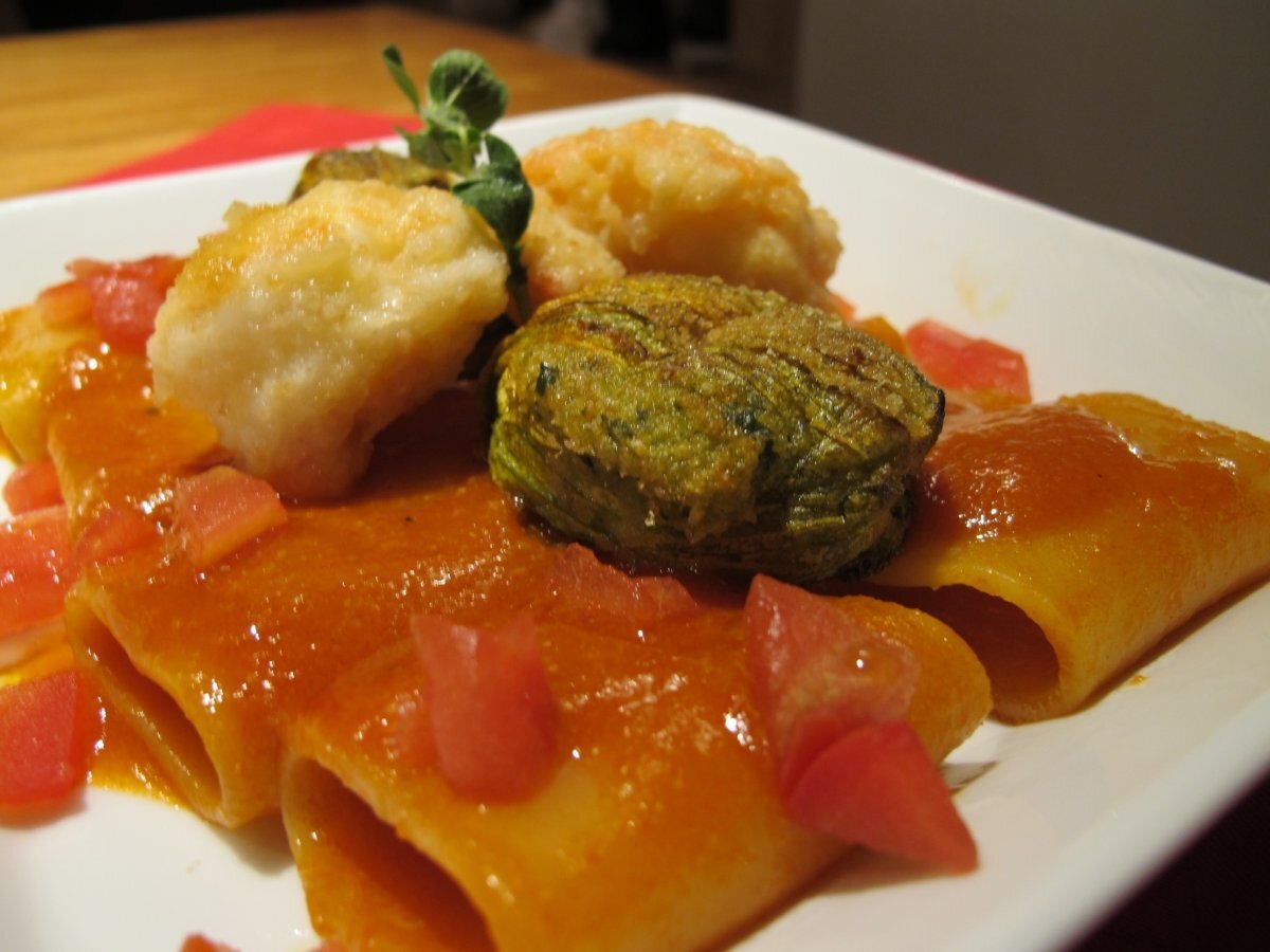Paccheri con bisque al peperone, scampi fritti e fiori di zucca ripieni al baccalà