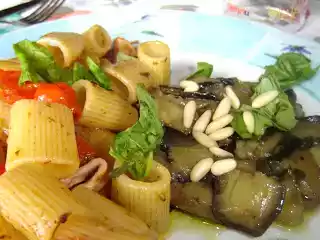 Paccheri con calamari e melanzane trifolate