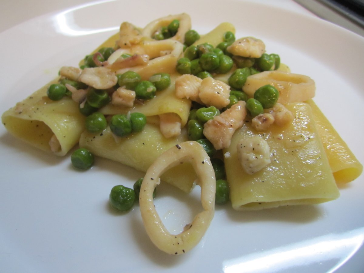 Paccheri con calamari sogliola e piselli