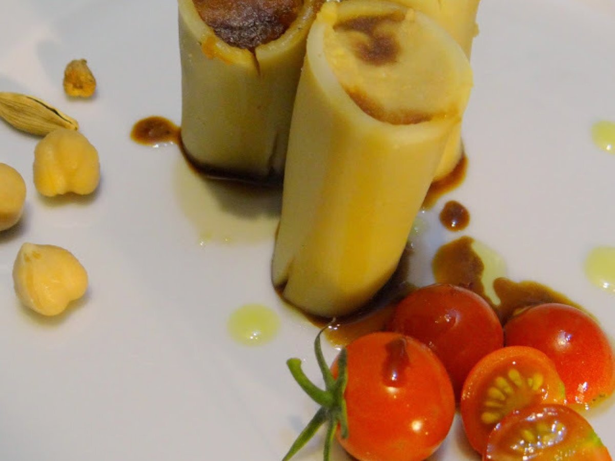 Paccheri con farcia di ceci al cardamomo e salsa piccante al caffè