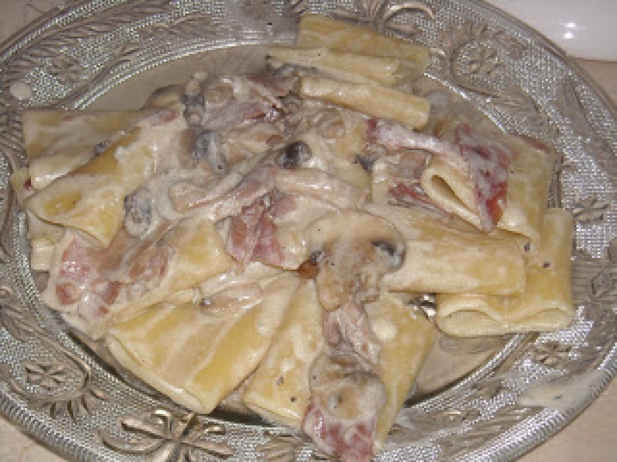 PACCHERI CON GORGONZOLA, SPECK E FUNGHI