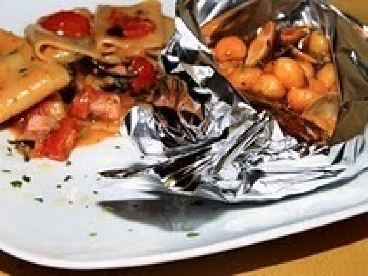 Paccheri con guanciale piccante e cartoccio di gnocchetti
