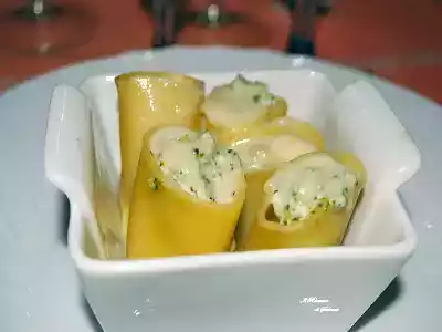 Paccheri con ripieno di broccoli su letto di fonduta
