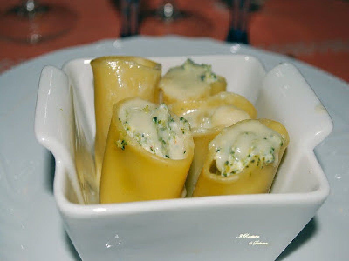 Paccheri con ripieno di broccoli su letto di fonduta