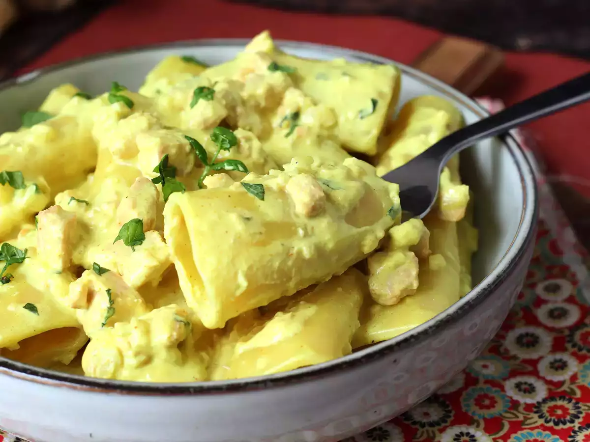 Paccheri cremosi con salmone, menta e zafferano