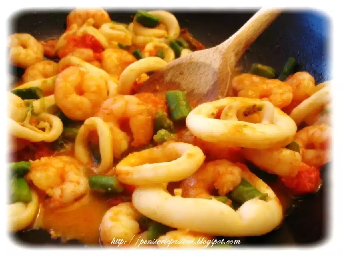 Paccheri rigati spadellati ai gamberi, calamari e asparagi - foto 2