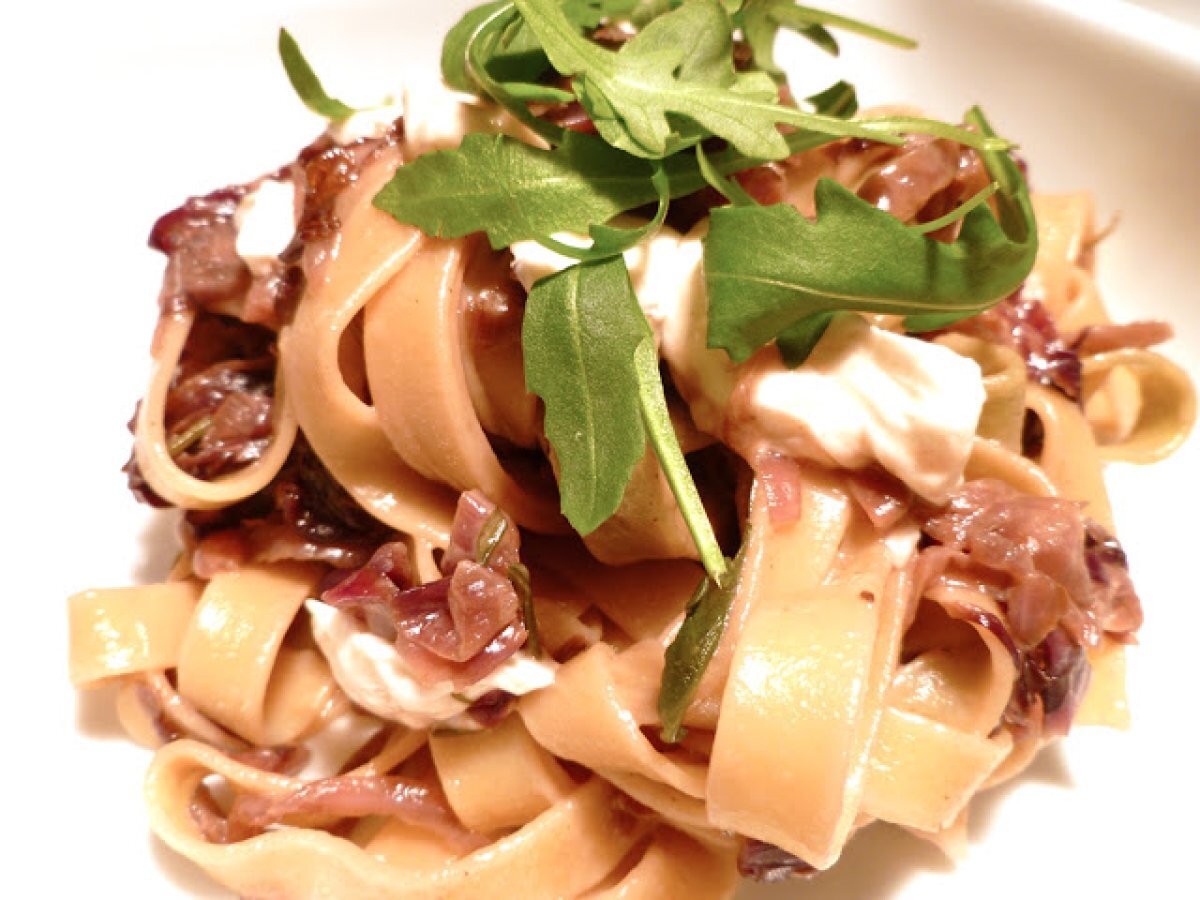 PAGLIA E FIENO CON RADICCHIO, RUCOLA E PRIMO SALE