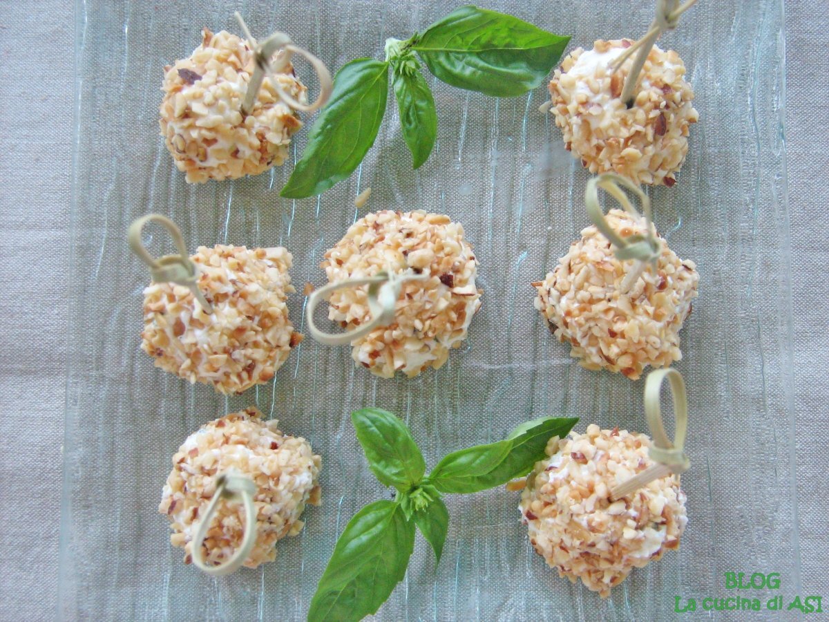 Palline di formaggi misti con granella di nocciole
