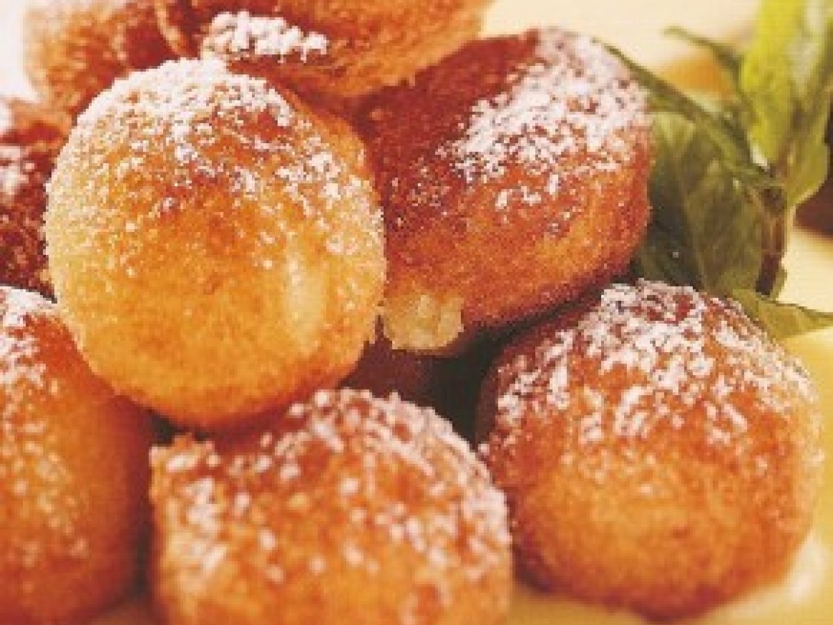 Palline di mele fritte con salsa
