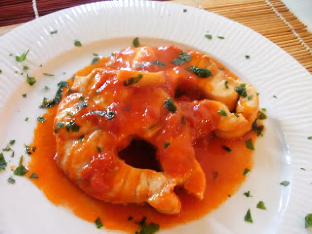 Palombo alla livornese: la ricetta facile e veloce da fare in padella