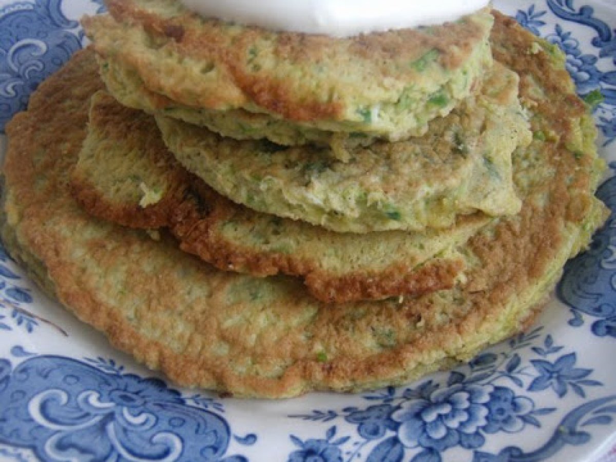 Pancake alle zucchine con noce moscata e salsa alla panna acida