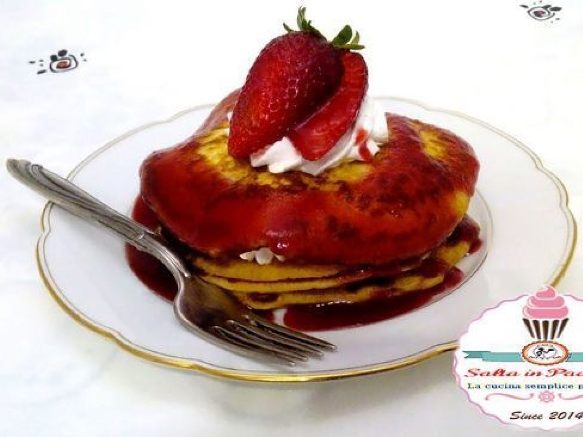 Pancake con panna fresca e coulis di fragole