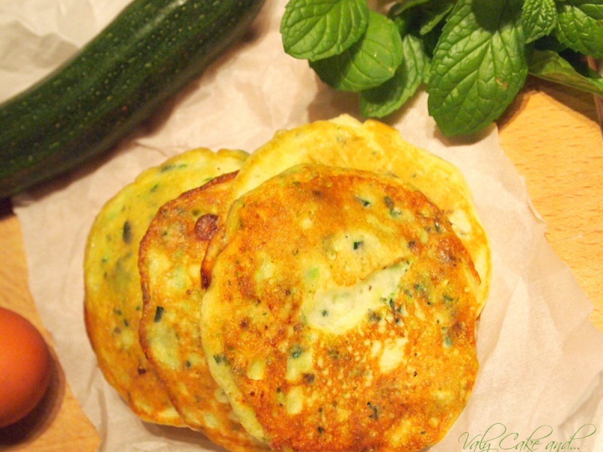 Pancake salati con zucchine e menta