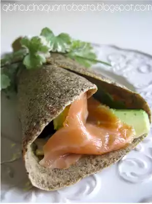 Pancakes di grano saraceno alla menta con salmone e avocado