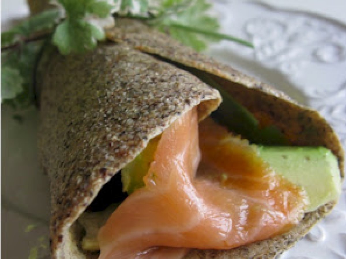 PANCAKES DI GRANO SARACENO ALLA MENTA CON SALMONE E AVOCADO