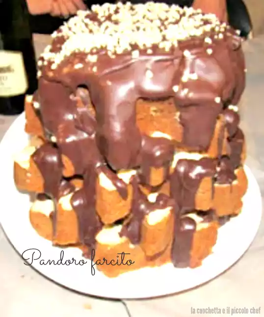 Pandoro farcito con crema pasticcera ricoperto di nutella e granella di  nocciole