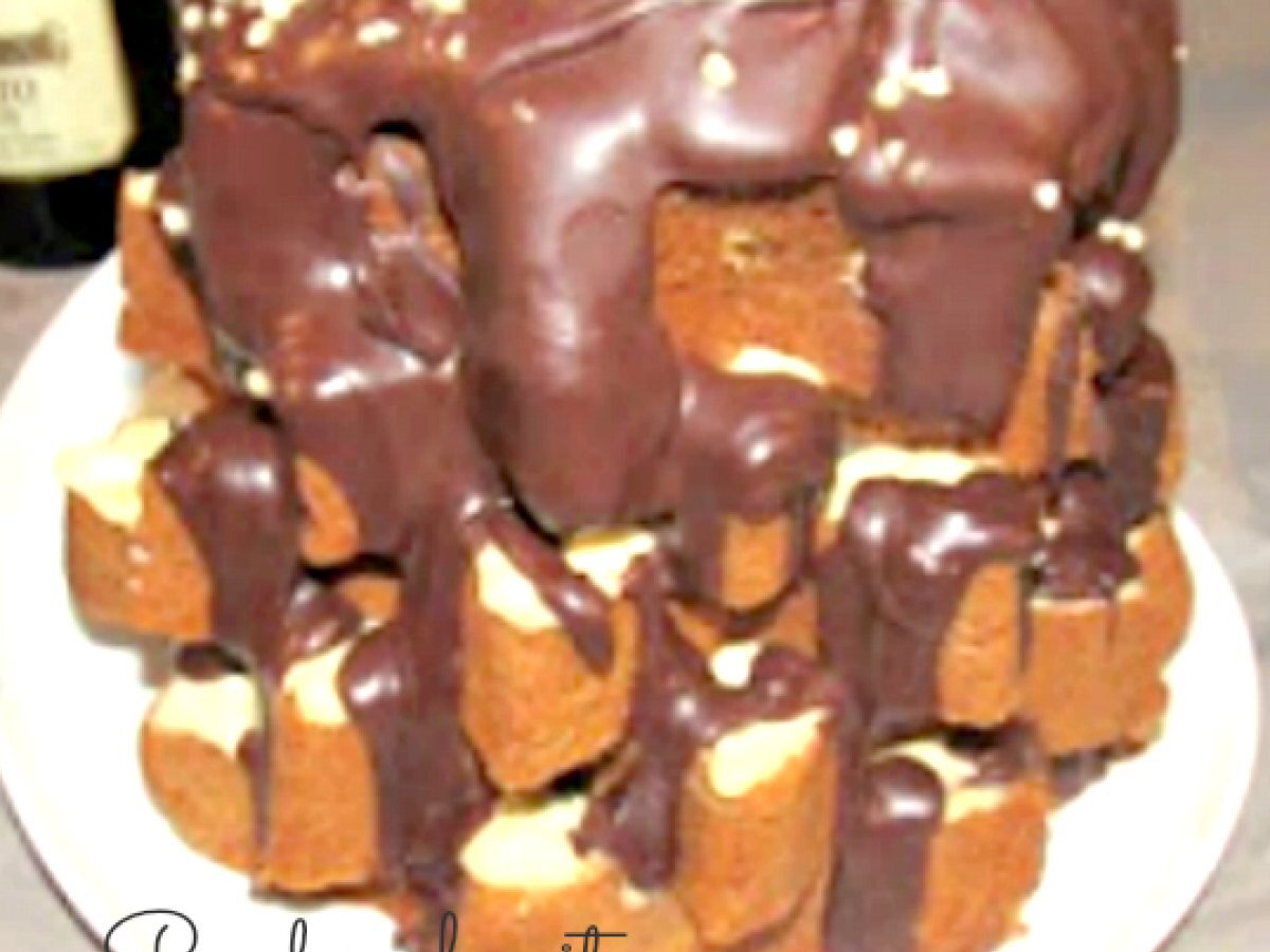 Pandoro farcito con crema pasticcera ricoperto di nutella e granella di nocciole