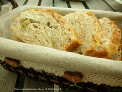Pane al farro, olive verdi e rosmarino