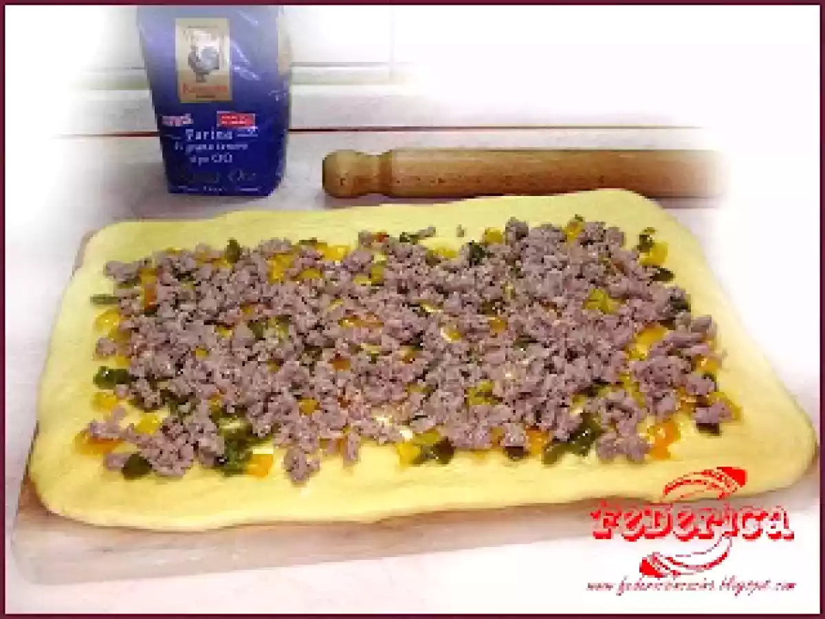 Pane arrotolato con salsiccia e peperoni - foto 3