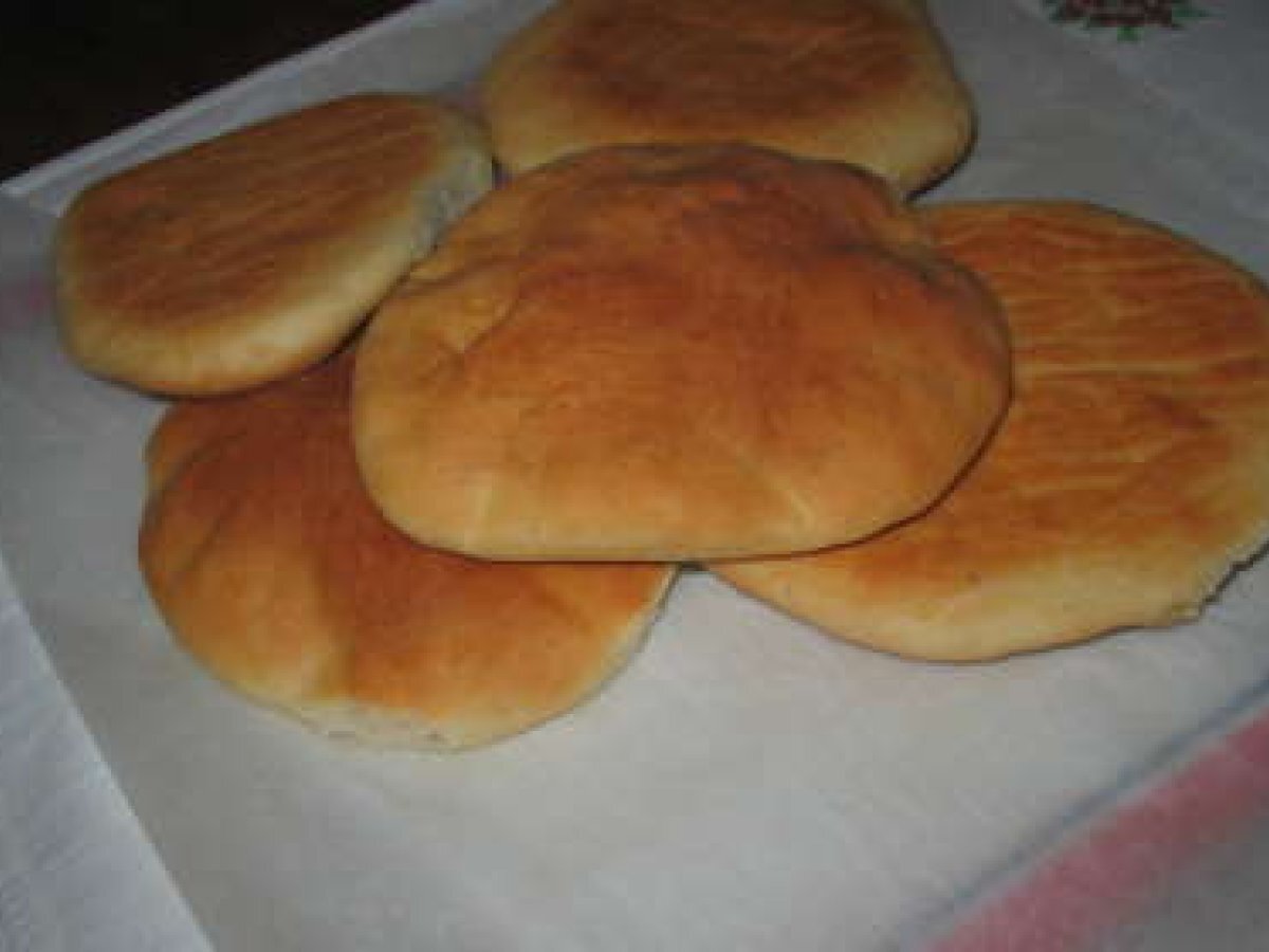 pane bianco con la macchina del pane - foto 2