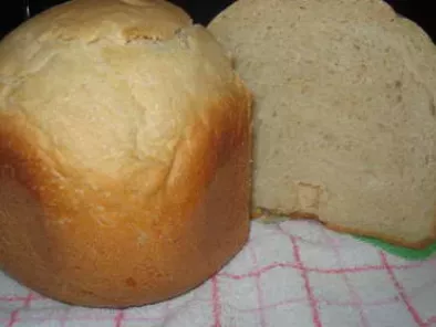pane bianco con la macchina del pane