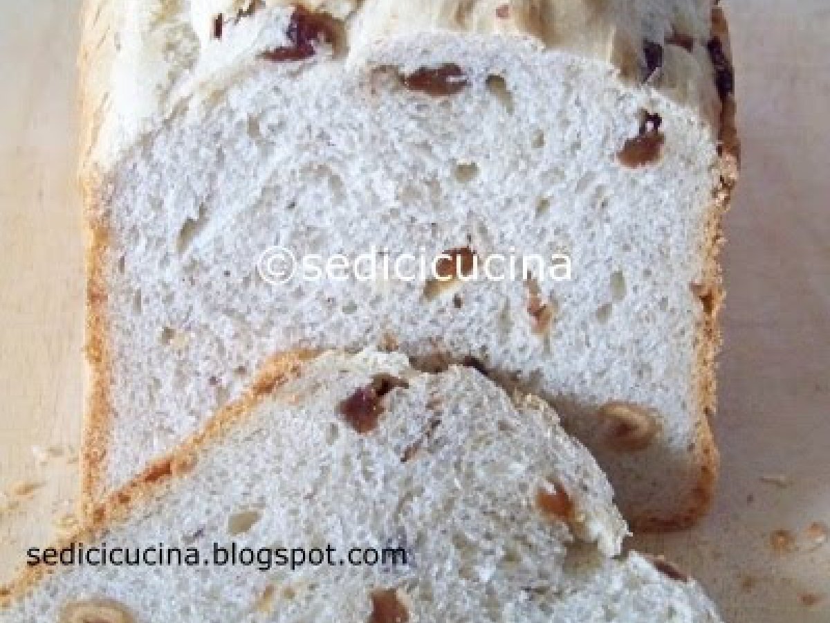 Pane con nocciole e uvetta
