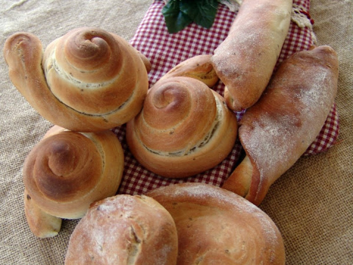 PANE CON PATE' DI OLIVE VERDI.