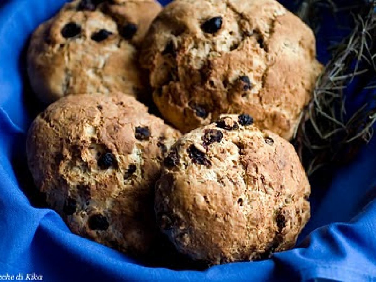 Pane con uvetta e rosmarino