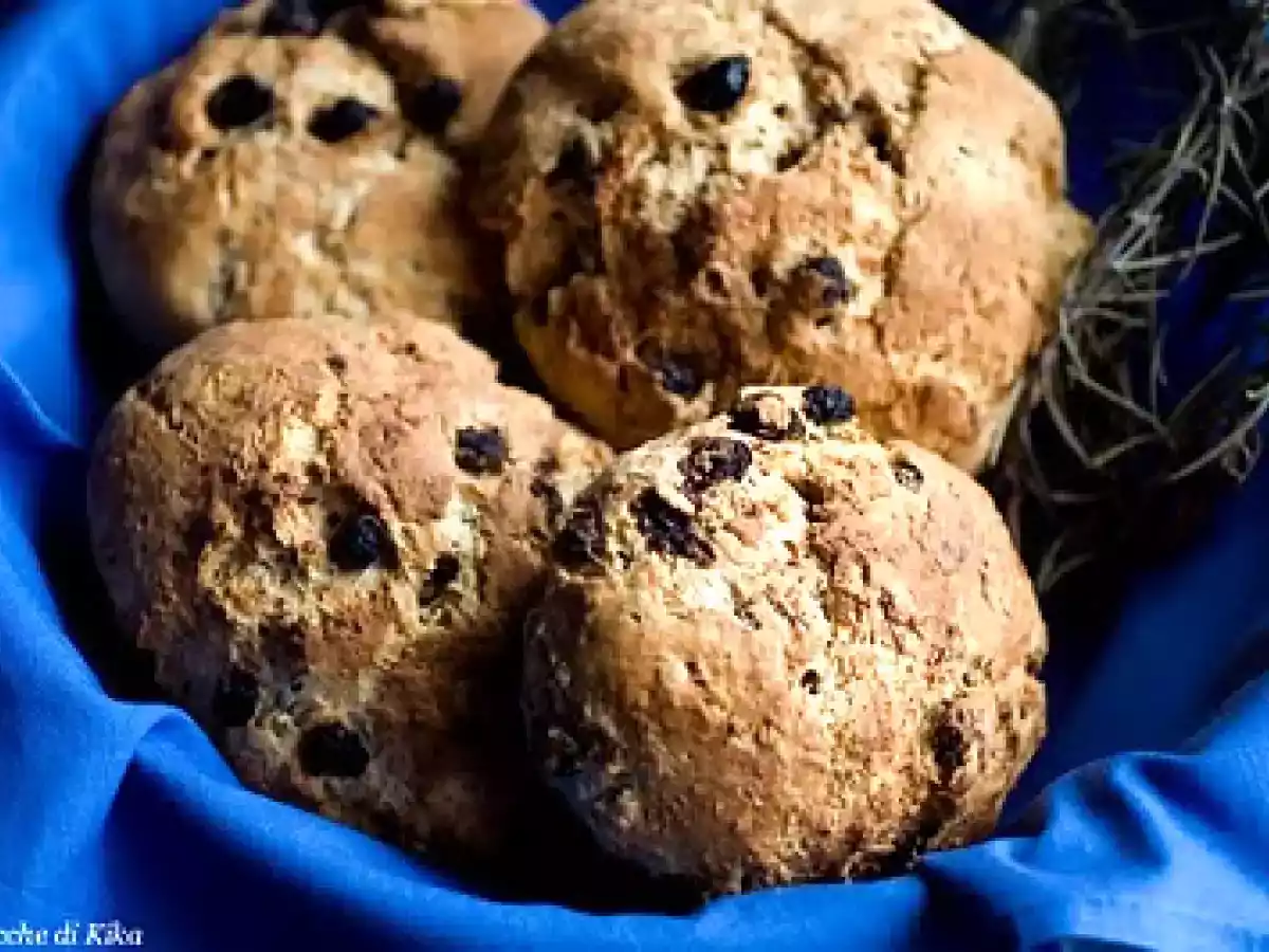 Pane con uvetta e rosmarino
