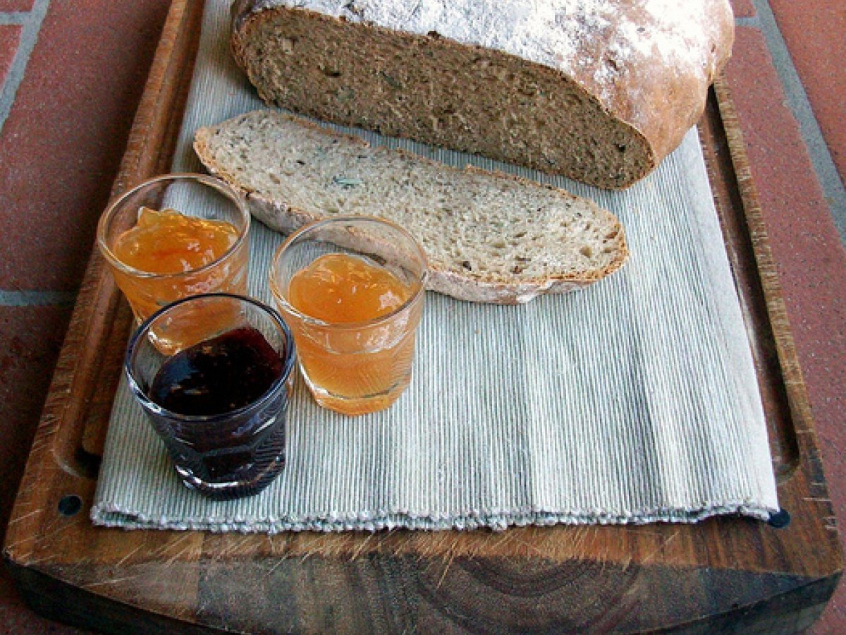 Pane di segale al latte con i semi