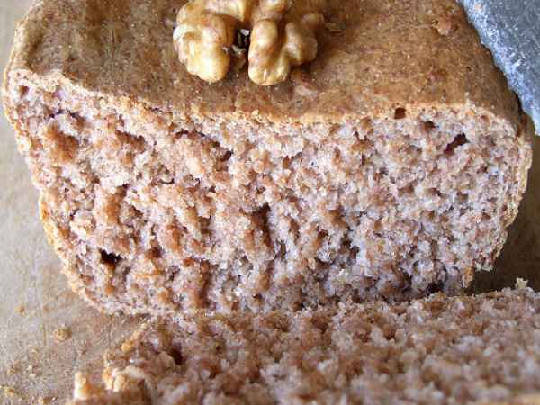 Pane di segale con noci e uvetta