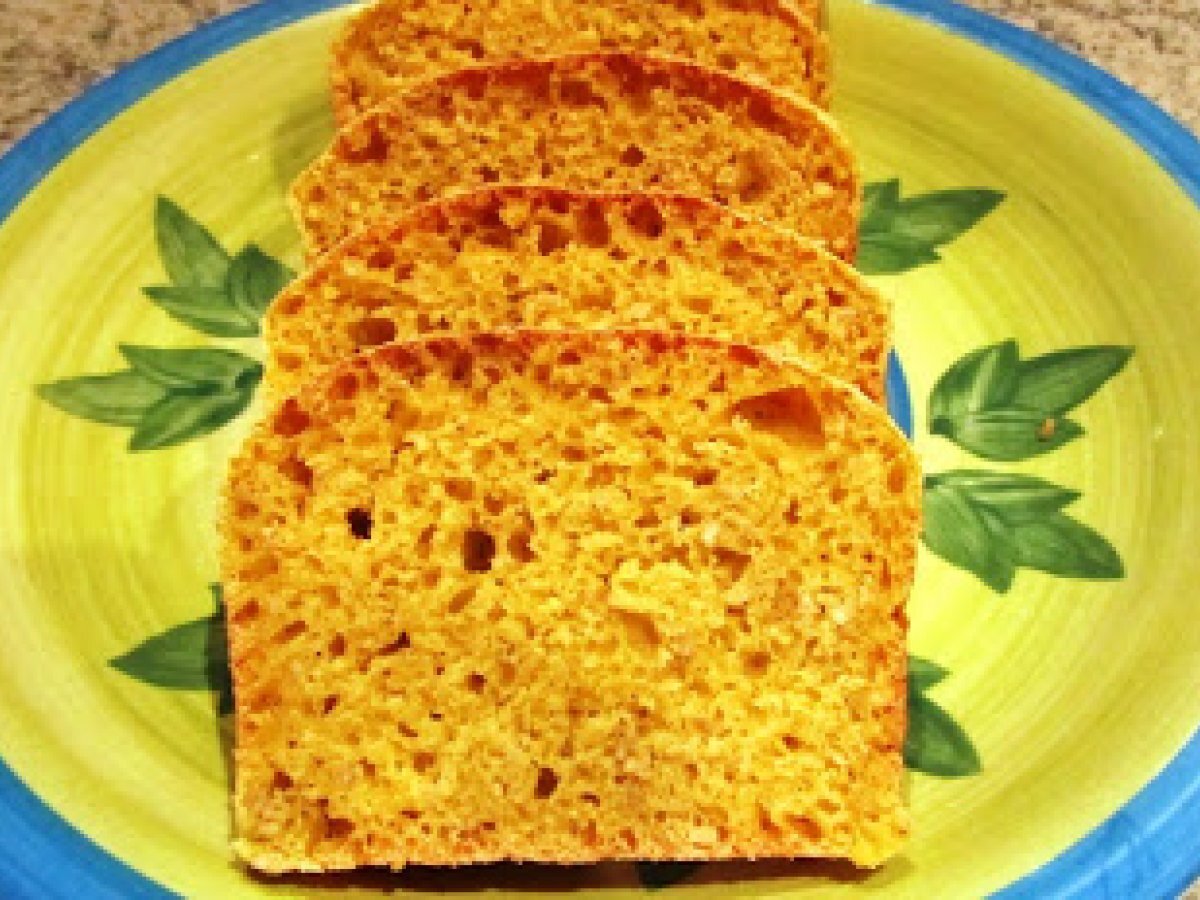 Pane giallo alla zucca con semi di sesamo