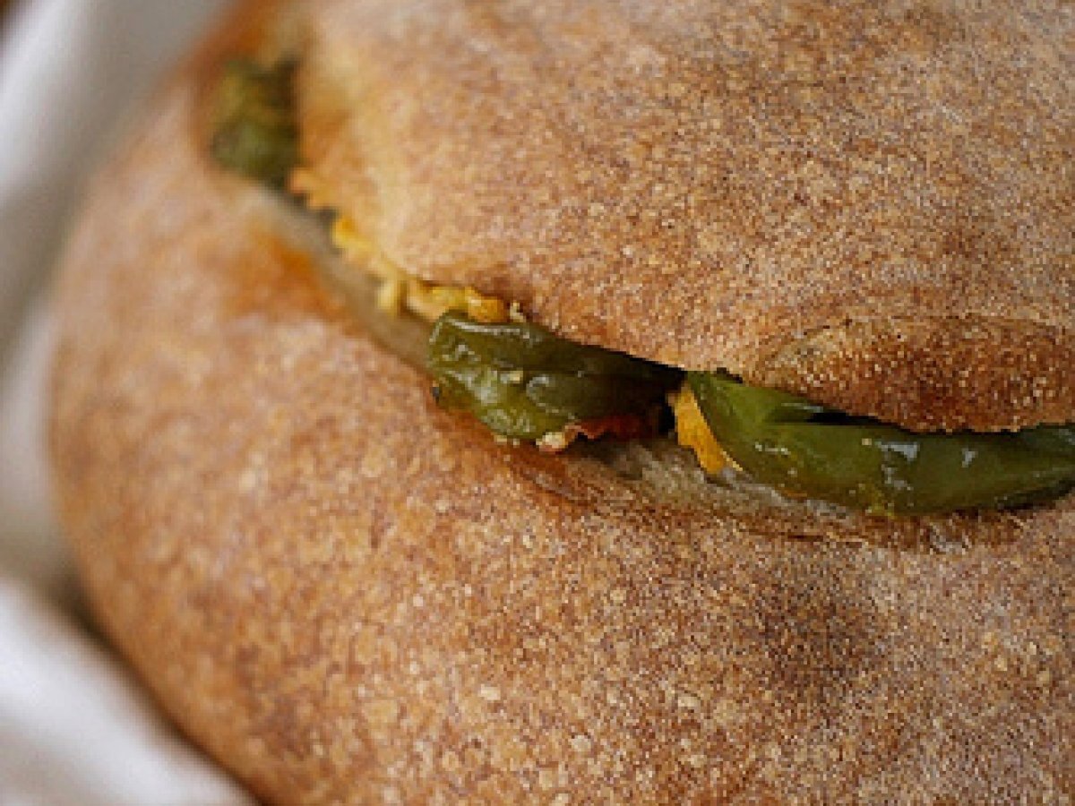 Pane imbottito con ciambotta di friggitelli e uova. - foto 2