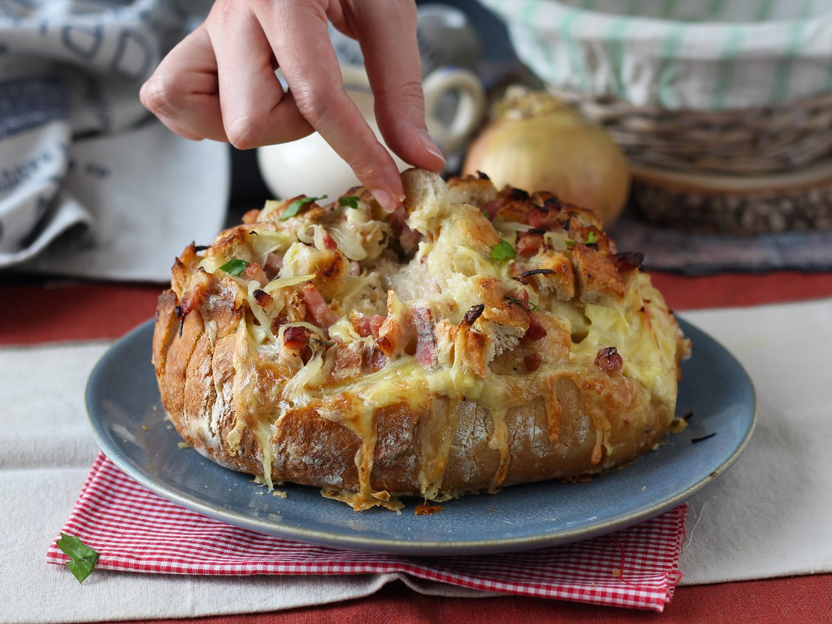 Pane ripieno con formaggio e pancetta