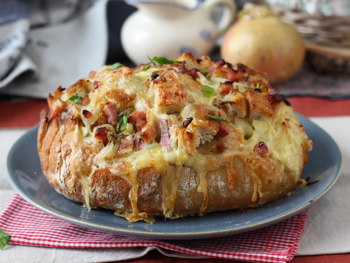 Pane ripieno con formaggio e pancetta - foto 2