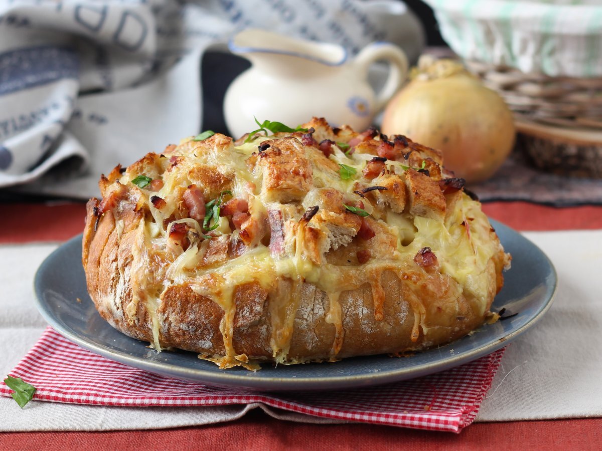 Pane ripieno con formaggio e pancetta - foto 4