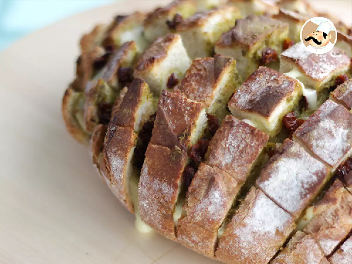 Pane ripieno con pesto, formaggio e pomodori secchi: una ricetta facile e irresistibile