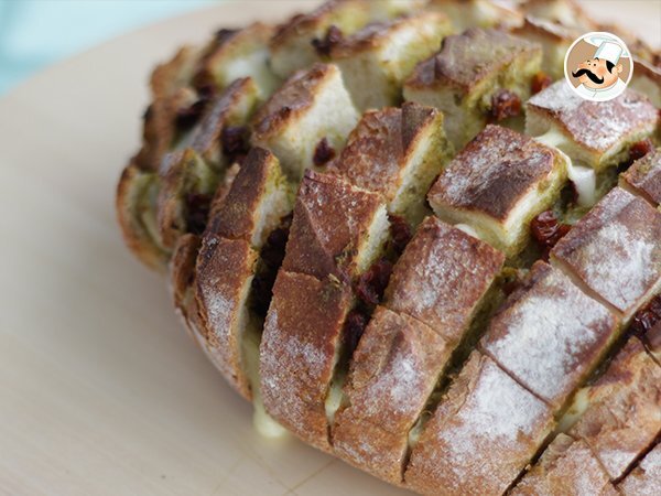 Pane rustico con pesto e formaggio