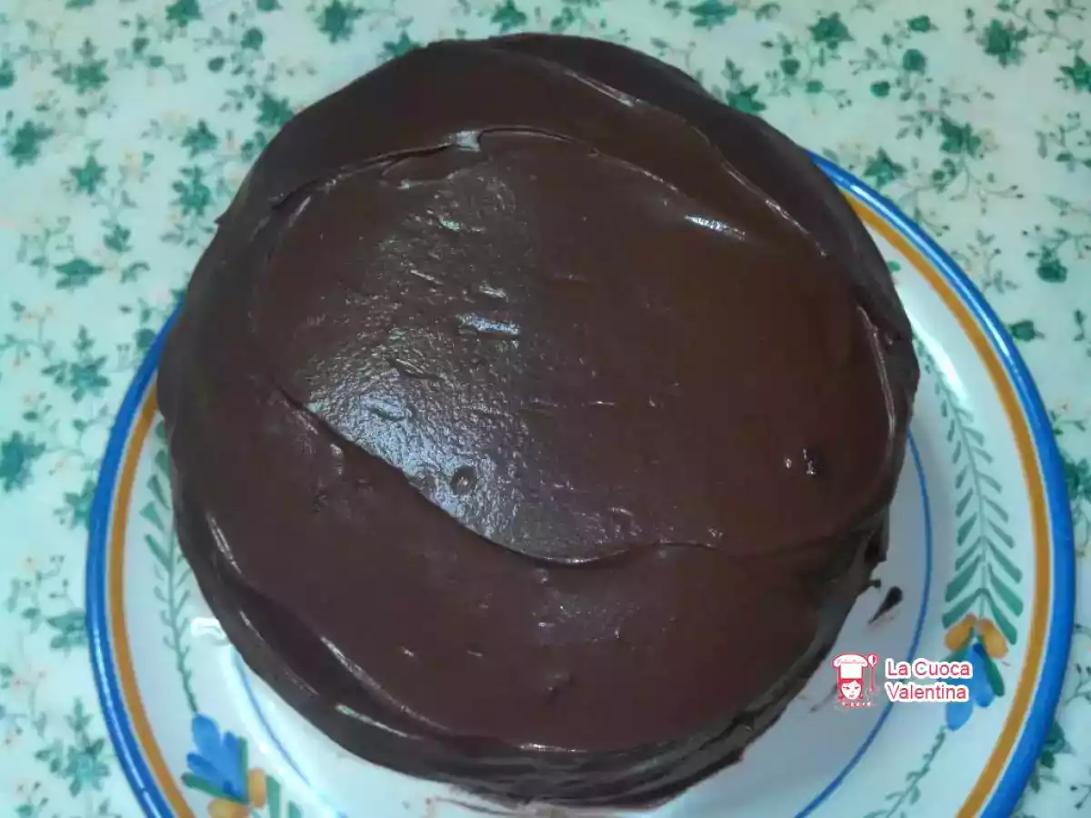 Panettone ricoperto con ganache al cioccolato farcito con panna e granella di mandorle