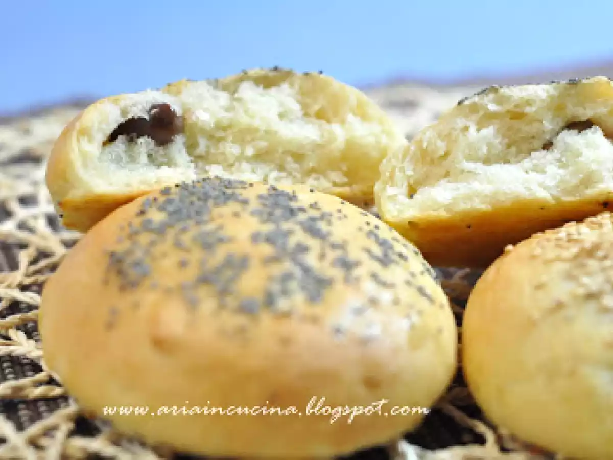 Panini al latte con olive e semi di sesamo e papavero