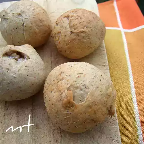 Panini con farina di grano saraceno, pinoli e noci