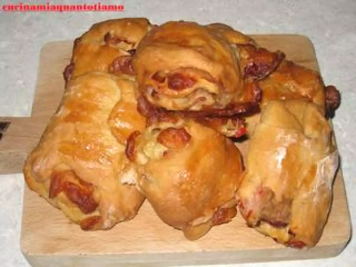 Panini napoletani con peperoni e pancetta, ottimi per gli intolleranti al lattosio