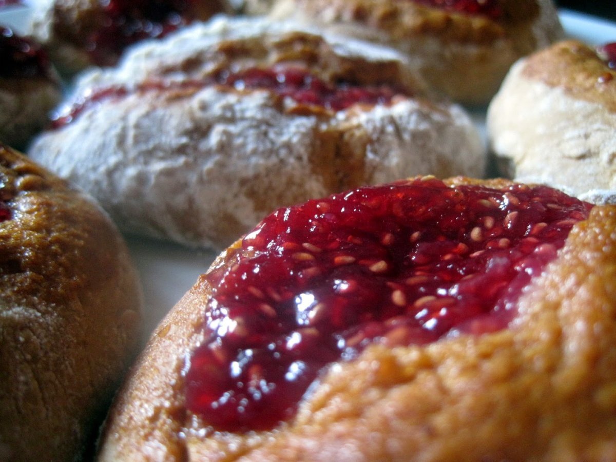 Panini soffici senza latte e burro con marmellata di lamponi fatta in casa