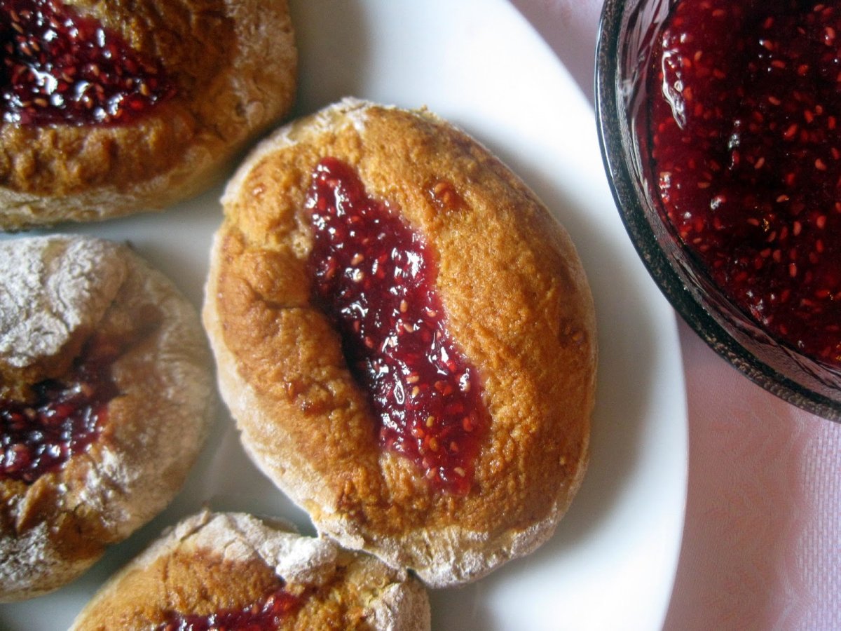 Panini soffici senza latte e burro con marmellata di lamponi fatta in casa - foto 2