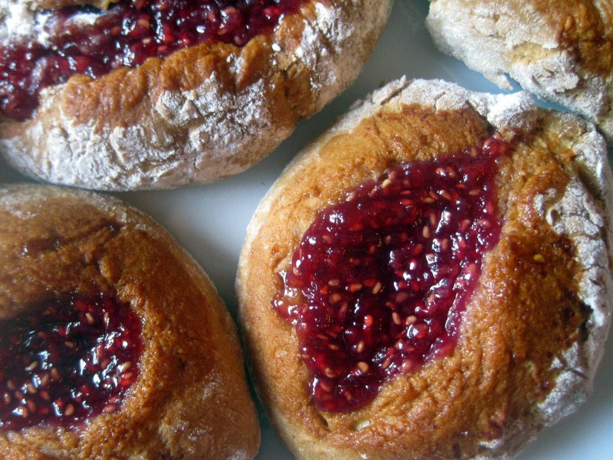 Panini soffici senza latte e burro con marmellata di lamponi fatta in casa - foto 3