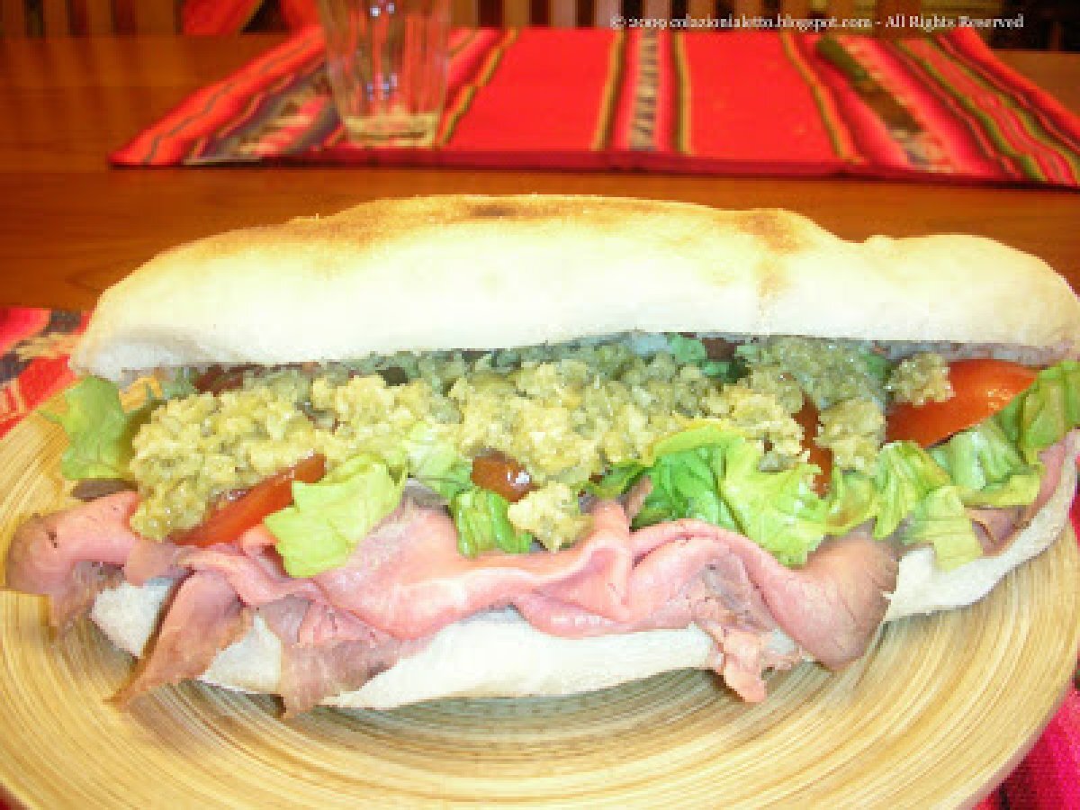 Panino al roast-beef e salsa di olive e capperi