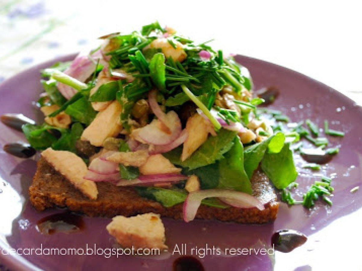 Panino aperto con sgombro e rucola - foto 2