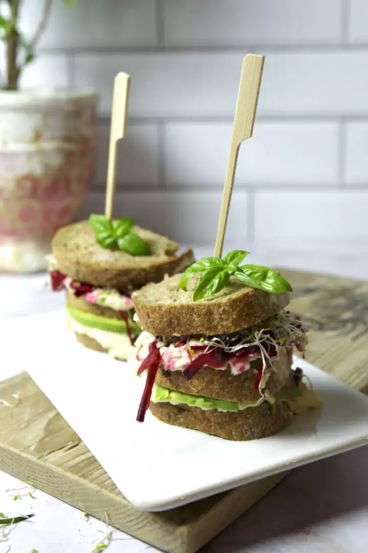 Panino avocado e barbabietola, vegan