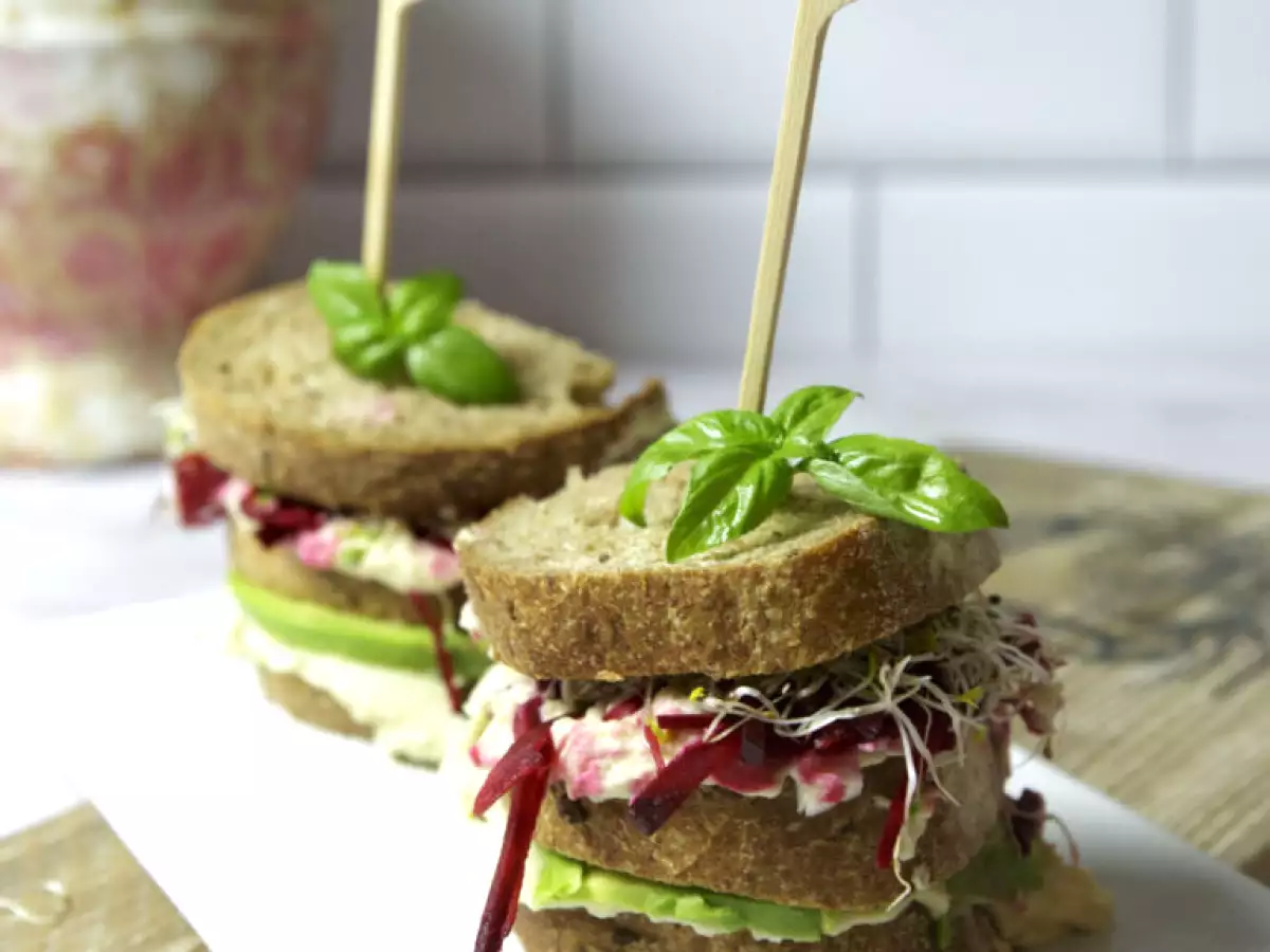 Panino avocado e barbabietola, vegan