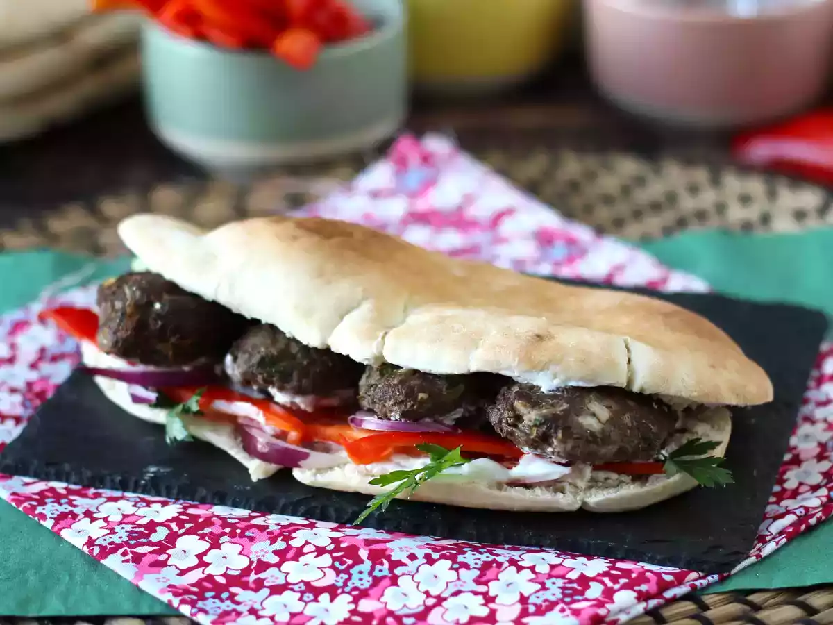 Panino con polpette turche (Köfte Ekmek Tarifi)